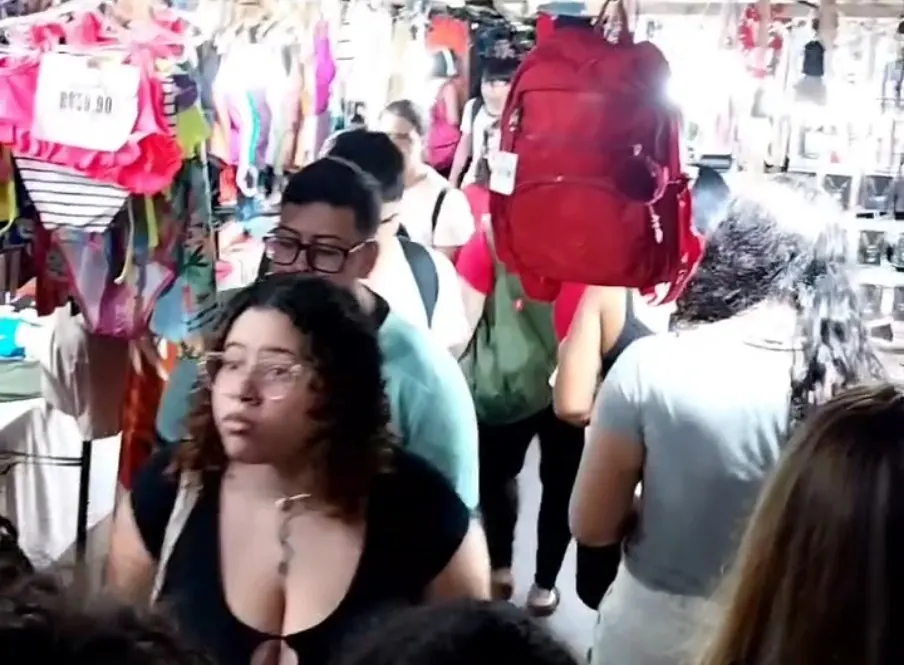 Gente comprando na feira