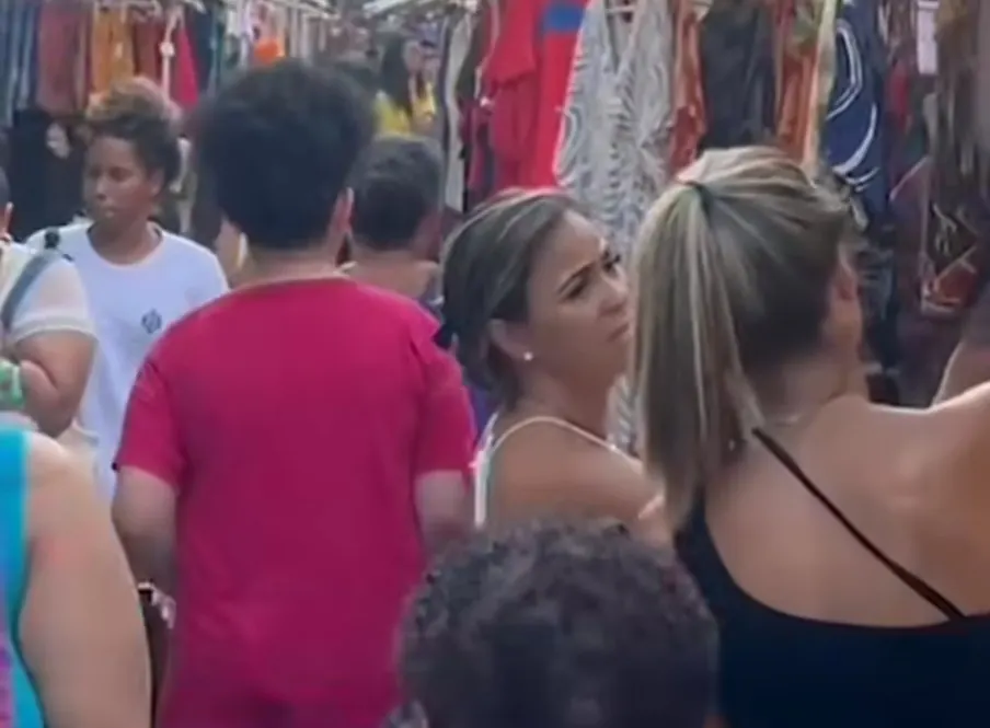 Público passando entre as bancas de roupa