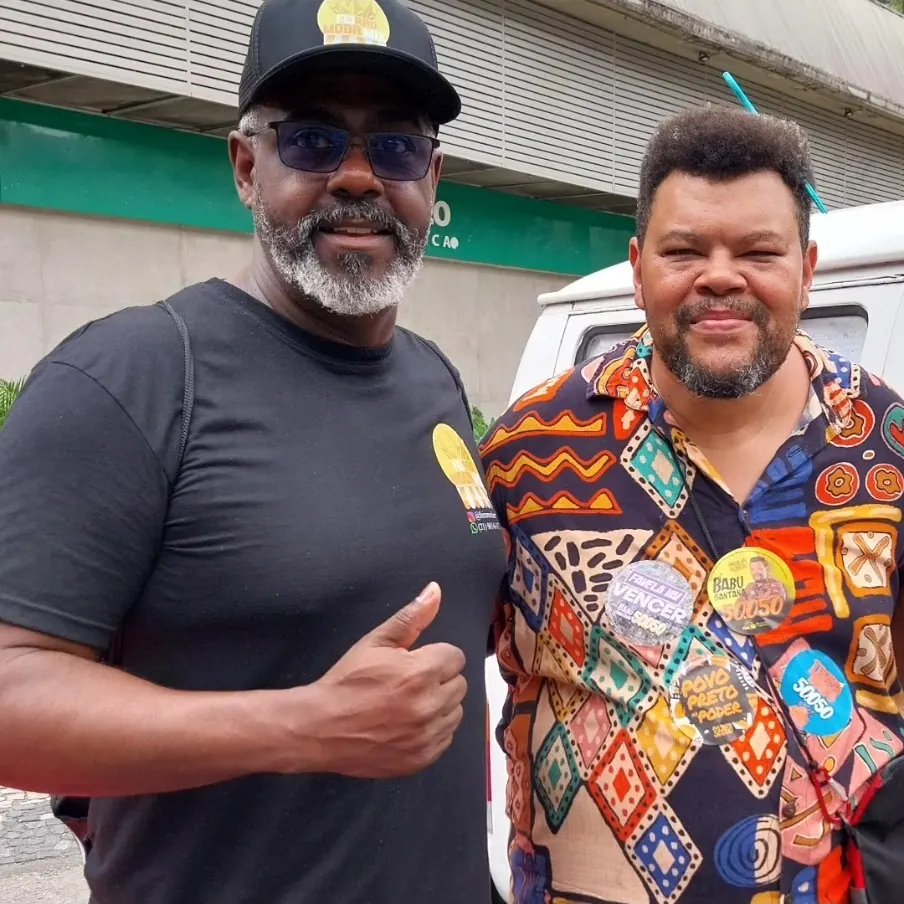 Claudio Paiva com o ator Babu Santana na Feira ModaMix